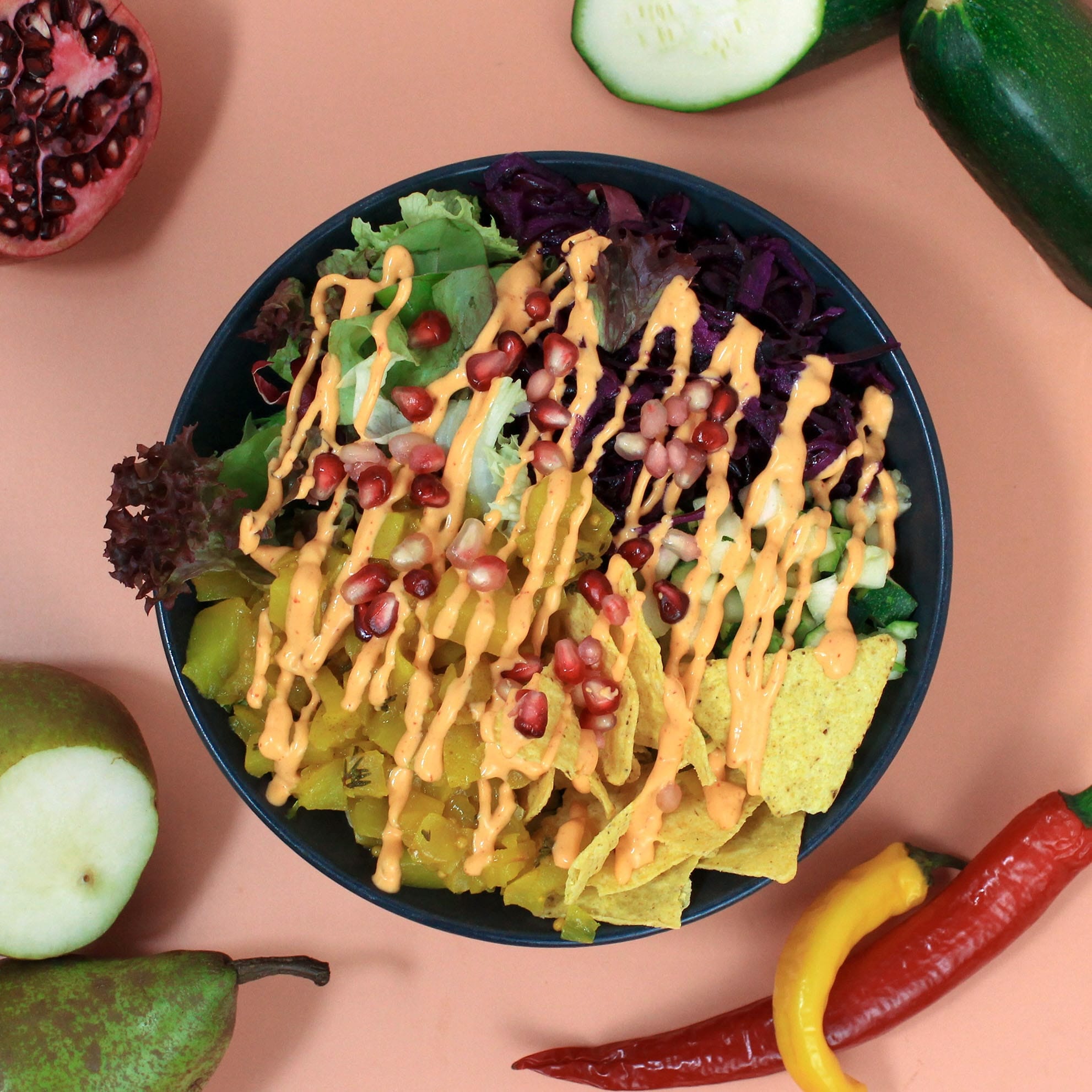 Wähle aus der Kategorie Bowls: SOMMER BOWL mit Basis: Reis. Salat-Mix, Rotkohl, Nachos, Birnen-Chutney, Zucchini, Granatapfel und veganer Chili Mayo. Wähle aus der Kategorie Bowls: SOMMER BOWL mit Basis: Reis. Salat-Mix, Rotkohl, Nachos, Birnen-Chutney, Zucchini, Granatapfel und veganer Chili Mayo.