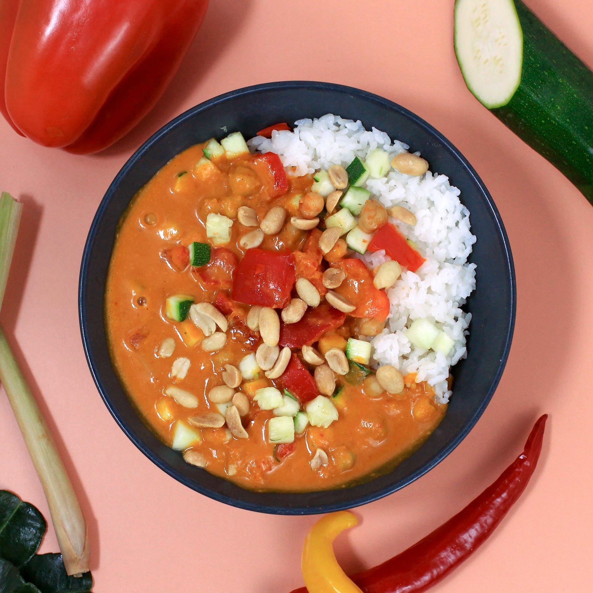 Wähle aus der Kategorie Hot Bowls: ZITRONENGRAS-CURRY mit Basis: Reis. Curry mit Zitronengras- und Limette, Zucchini, Kichererbsen, Paprika und Erdnüssen. Wähle aus der Kategorie Hot Bowls: ZITRONENGRAS-CURRY mit Basis: Reis. Curry mit Zitronengras- und Limette, Zucchini, Kichererbsen, Paprika und Erdnüssen.